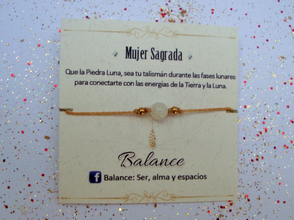 Hecha con hilo dorado, abalorios de acero inoxidable dorados, piedra luna 6mm